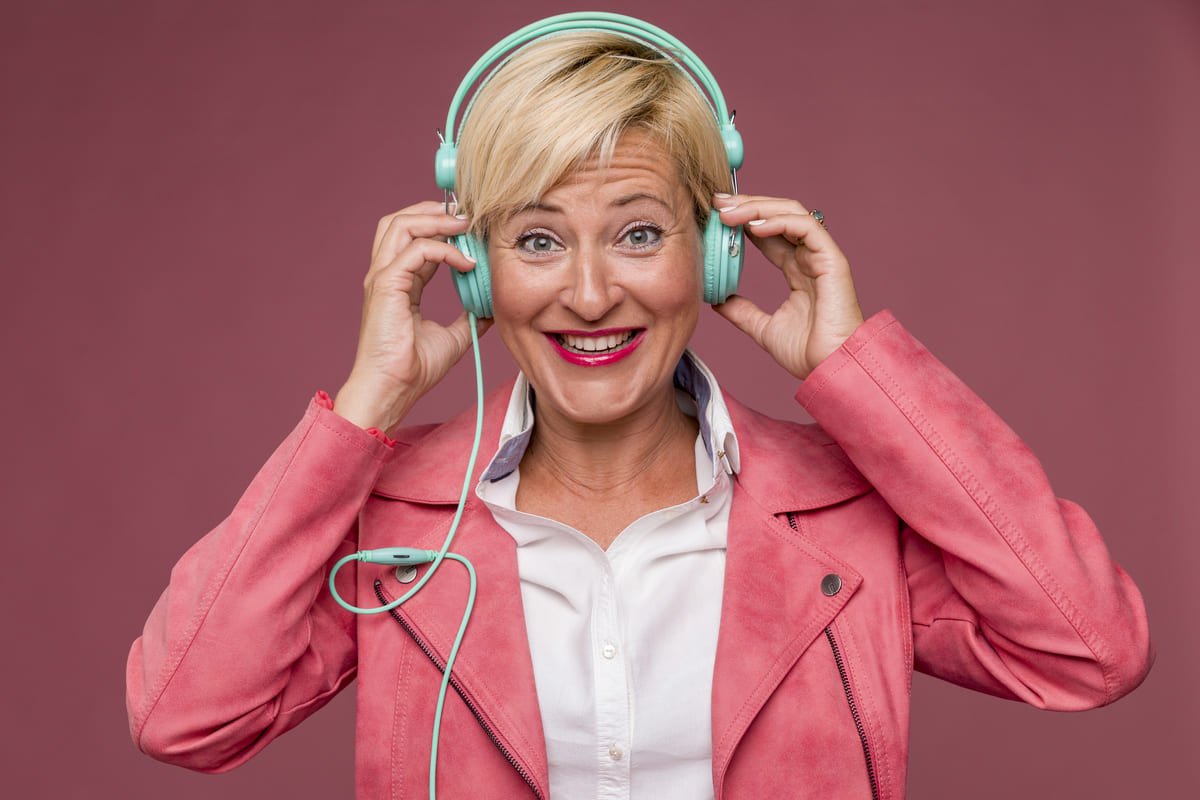 Mujer feliz escuchando música